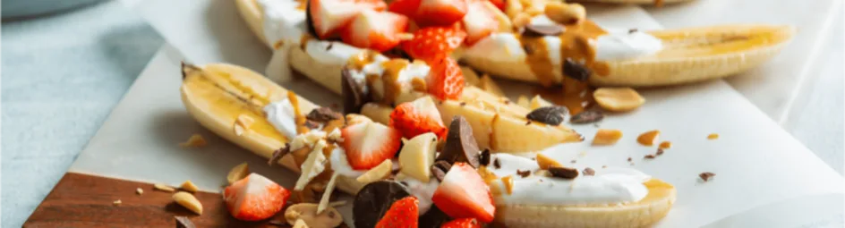 Bananen bootjes met pindakaas en aardbei