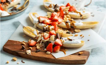 Bananen bootjes met pindakaas en aardbei