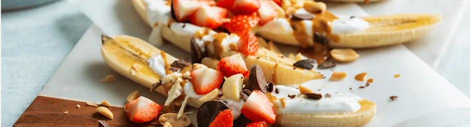 Bananen bootjes met pindakaas en aardbei