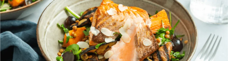 Arabische salade met gekruide zalm