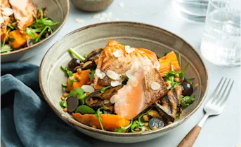 Arabische salade met gekruide zalm