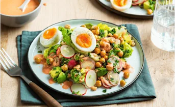 Geroosterde kikkererwten salade met avocado en garnalen