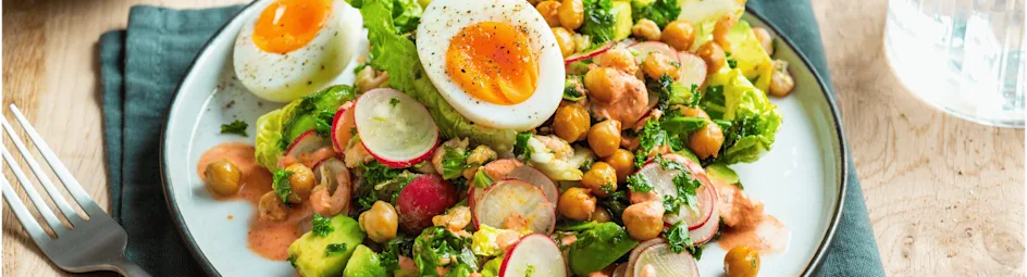 Geroosterde kikkererwten salade met avocado en garnalen
