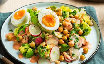 Geroosterde kikkererwten salade met avocado en garnalen