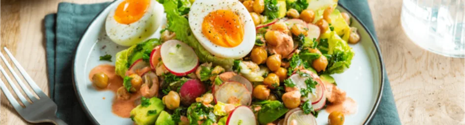 Geroosterde kikkererwten salade met avocado en garnalen