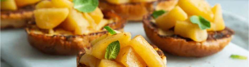 Krentenbol wentelteefjes met appelcompote