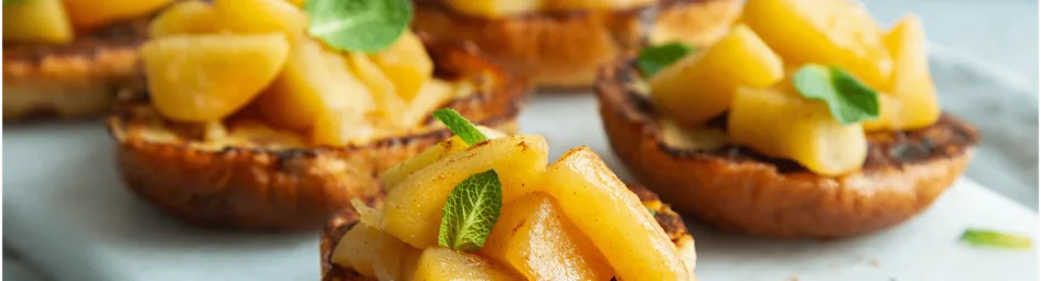 Krentenbol wentelteefjes met appelcompote