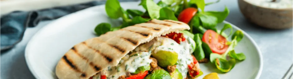 Pitabroodjes met spruitjes en gegrilde paprika