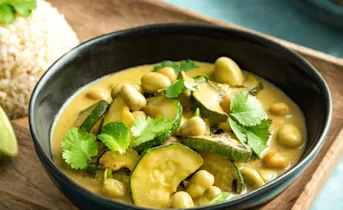 Groene curry met courgette en basilicum