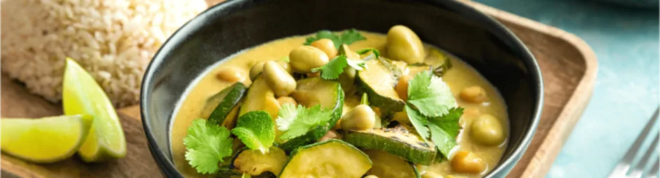 Groene curry met courgette en basilicum