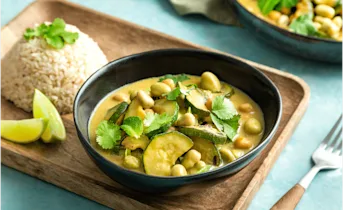 Groene curry met courgette en basilicum