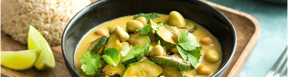 Groene curry met courgette en basilicum