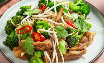 Aziatische taugé salade met kipdijfiletlapjes