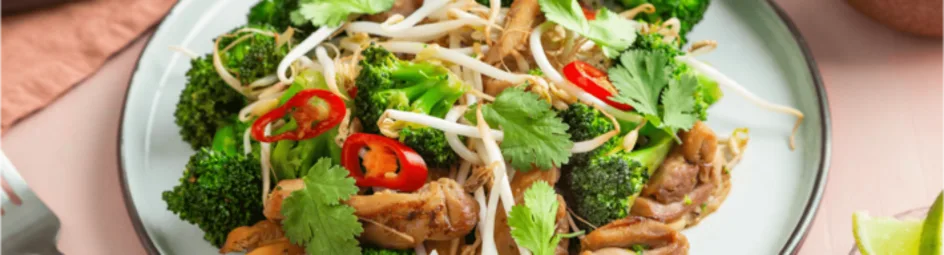 Aziatische taugé salade met kipdijfiletlapjes