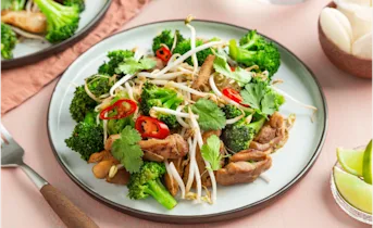 Aziatische taugé salade met kipdijfiletlapjes