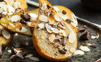 Geroosterde peer met honing en yoghurt