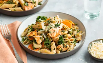 Romige kipstukjes met penne en boerenkool