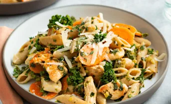 Romige kipstukjes met penne en boerenkool