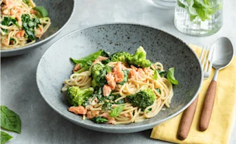 Spaghetti met broccoli, zalm en romige pestosaus