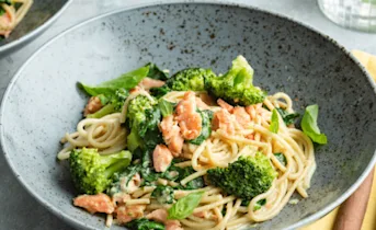 Spaghetti met broccoli, zalm en romige pestosaus