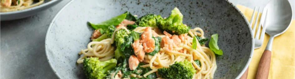 Spaghetti met broccoli, zalm en romige pestosaus
