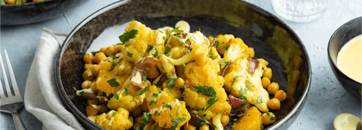 Lauwwarme bloemkoolsalade met sinaasappel en kerriesaus