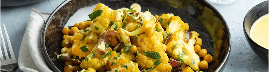 Lauwwarme bloemkoolsalade met sinaasappel en kerriesaus