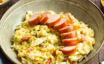 Spitskool stamppot met rookworst en piccalilly