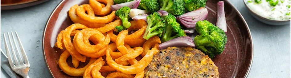 Chili bonenburger met friet en gebakken broccoli