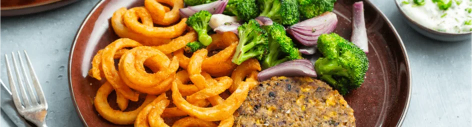 Chili bonenburger met friet en gebakken broccoli