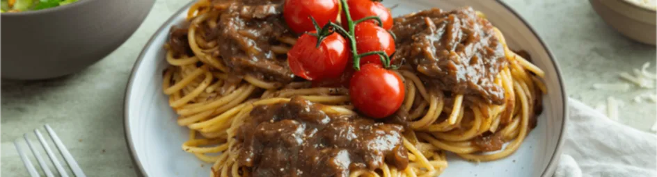 Spaghetti met stoofvlees en frisse rauwkostsalade