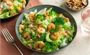 Knapperige rijstsalade met garnalen