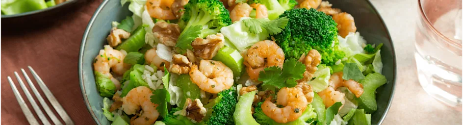 Knapperige rijstsalade met garnalen