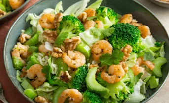 Knapperige rijstsalade met garnalen