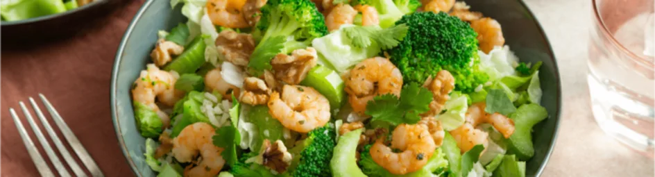 Knapperige rijstsalade met garnalen