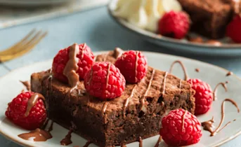 Brownie met gezouten karamel-chocoladesaus