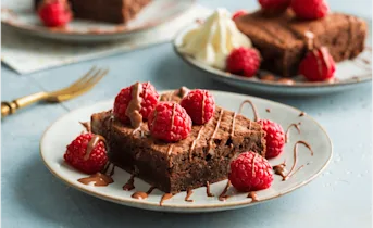 Brownie met gezouten karamel-chocoladesaus