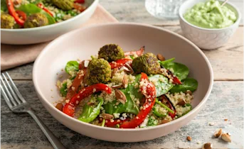 Spinazie salade met falafel en avocado dip