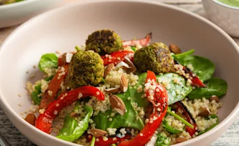 Spinazie salade met falafel en avocado dip