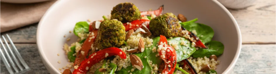 Spinazie salade met falafel en avocado dip