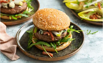 Hamburgers met peer en blauwe kaas