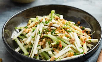 Selderij salade met linzen en witte kaas