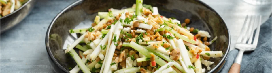 Selderij salade met linzen en witte kaas