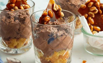 Chocolademousse met pinda-karamel krokantjes