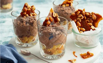 Chocolademousse met pinda-karamel krokantjes