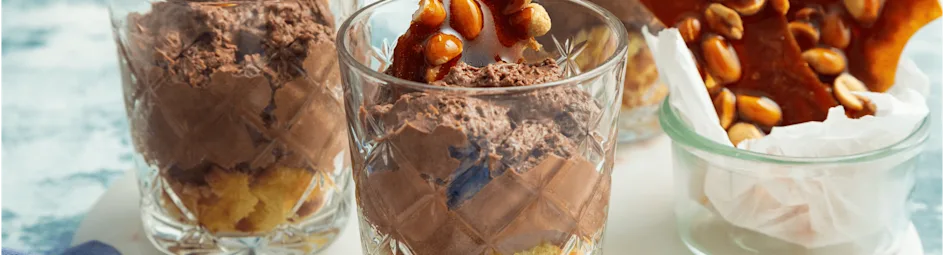 Chocolademousse met pinda-karamel krokantjes
