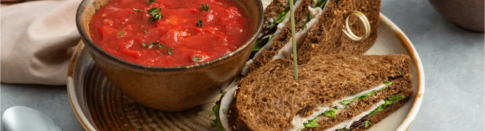 Snelle huisgemaakte tomatensoep met sandwiches