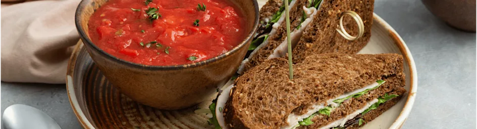 Snelle huisgemaakte tomatensoep met sandwiches