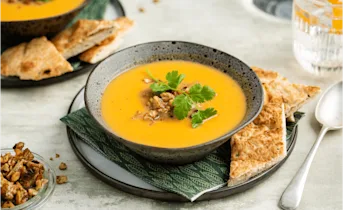 Romige zoete aardappelsoep met sinaasappel en walnoten