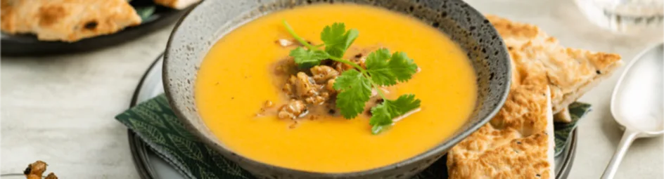 Romige zoete aardappelsoep met sinaasappel en walnoten